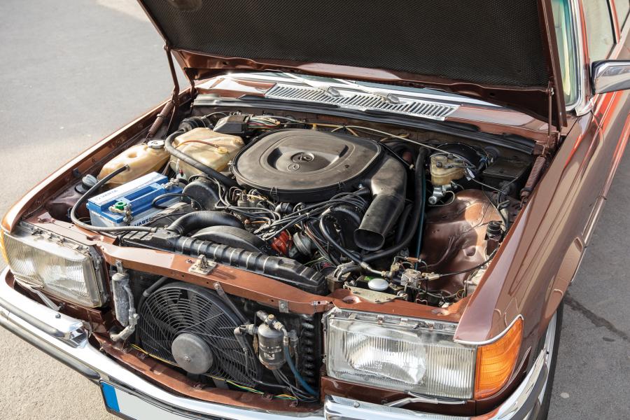 Моторный отсек Mercedes-Benz 450 SEL 6.9 (W116) 1979 года  (фото 17 из 36)